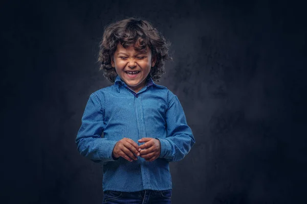 Smíchu Roztomilé Školák Hnědé Kudrnaté Vlasy Oblečený Modré Košili Pózuje — Stock fotografie