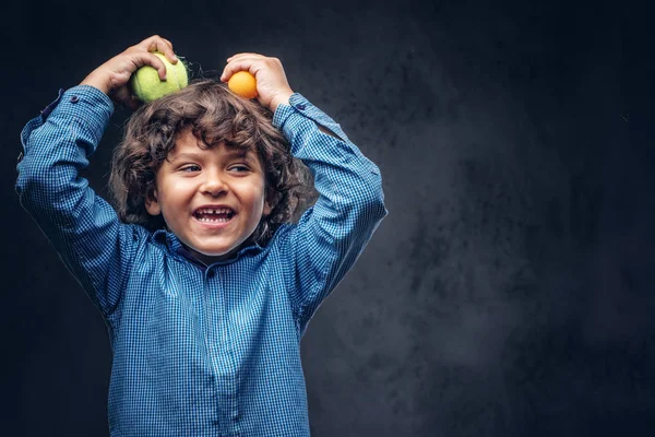 Menino Feliz Com Cabelo Encaracolado Marrom Vestido Com Uma Camisa — Fotografia de Stock