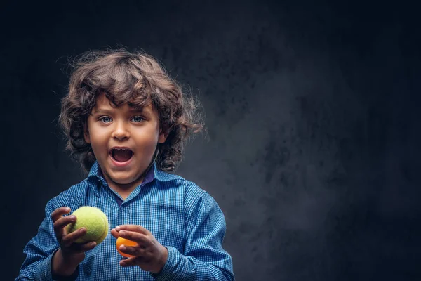 Menino Feliz Com Cabelo Encaracolado Marrom Vestido Com Uma Camisa — Fotografia de Stock