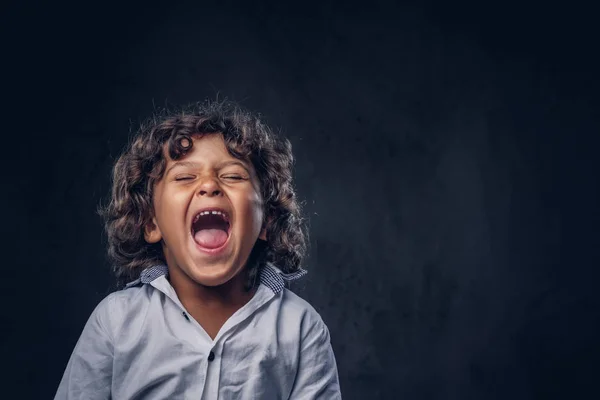 Nespokojení Školák Hnědé Kudrnaté Vlasy Oblečená Bílém Cry Studiu Izolované — Stock fotografie