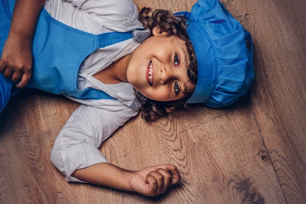 Счастливый Маленький Мальчик Каштановыми Кудрявыми Волосами Одетый Синюю Форму Повара — стоковое фото