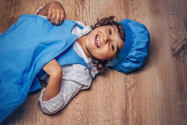 Glücklicher Kleiner Junge Mit Braunem Lockigem Haar Blauer Koch Uniform — Stockfoto