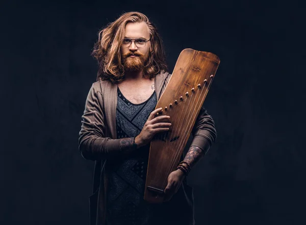 Maschio Hipster Rossa Con Lunghi Capelli Lussureggianti Barba Piena Vestita — Foto Stock