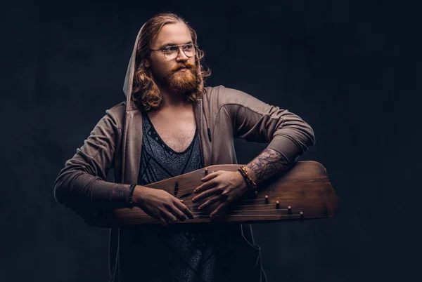 Redhead Hipster Hane Med Långa Frodig Hår Och Helskägg Klädd — Stockfoto