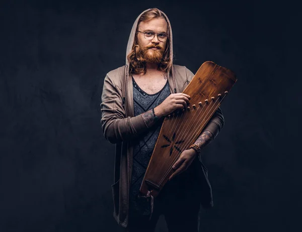 Homem Hipster Ruivo Com Cabelo Longo Luxuoso Barba Cheia Vestida — Fotografia de Stock