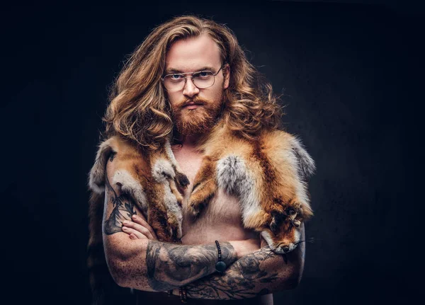 Homme Roux Hipster Tatoué Avec Longs Cheveux Luxuriants Une Barbe — Photo