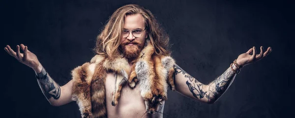 Nudo Tatuato Rossa Hipster Maschio Con Lunghi Capelli Lussureggianti Barba — Foto Stock