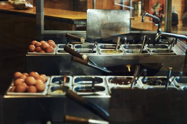 İşyeri Asya bir restoranda bir aşçı. Plaka, wok ve birtakım soslar ve sebze.