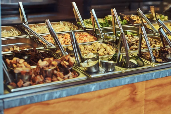 Lokanta için farklı sebze ile metal konteynerler yakın çekim görüntü bir kafede götürün