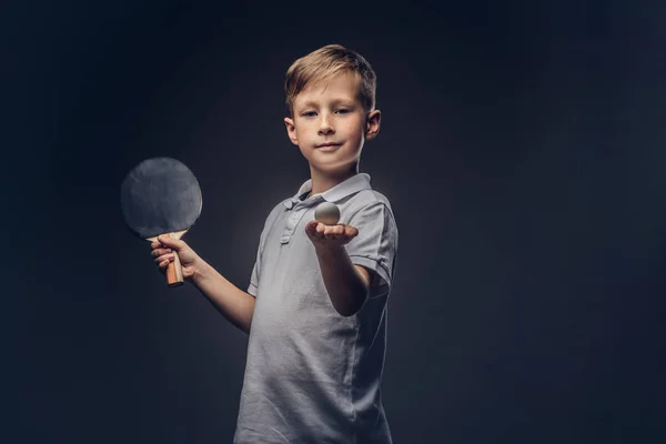 Der Rothaarige Schuljunge Weißen Shirt Hält Einem Atelier Einen Tischtennisschläger — Stockfoto