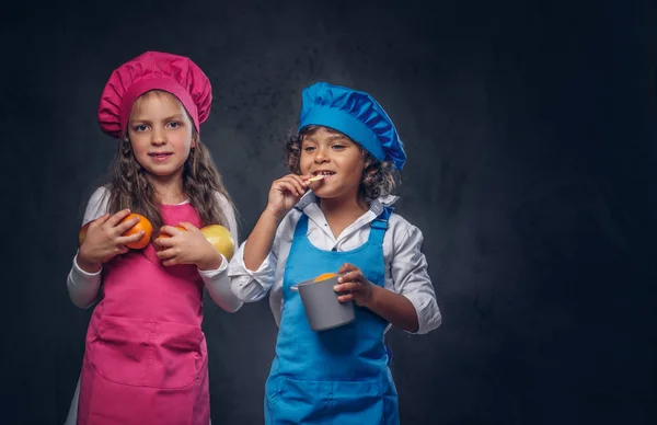 Linda Pareja Cocineros Niño Con Pelo Rizado Marrón Vestido Con —  Fotos de Stock