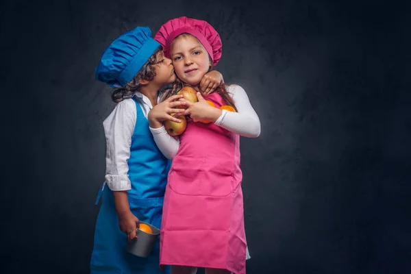 Retrato Dos Lindos Cocineros Niño Pequeño Con Pelo Rizado Marrón —  Fotos de Stock