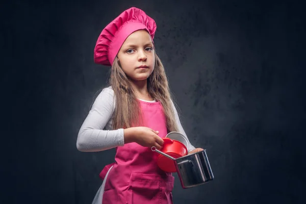 Linda Hermosa Colegiala Vestida Con Uniforme Cocinero Rosa Sostiene Utensilios —  Fotos de Stock