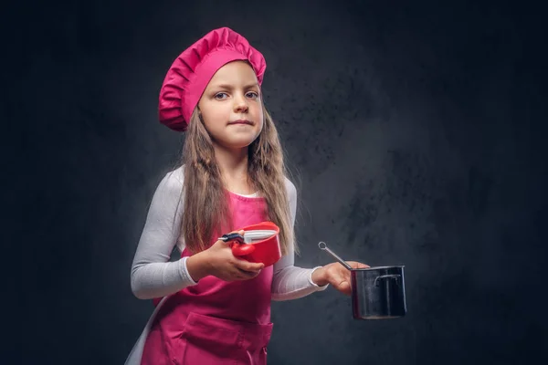 Sevimli Güzel Kız Öğrenci Bir Pembe Aşçı Üniforma Giymiş Bir — Stok fotoğraf