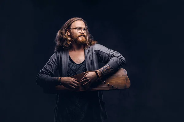 Roodharige Hipster Man Met Lange Weelderige Haar Volle Baard Gekleed — Stockfoto