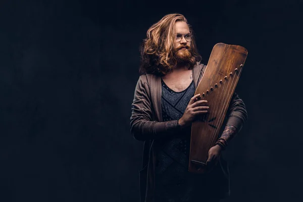 Maschio Hipster Rossa Con Lunghi Capelli Lussureggianti Barba Piena Vestita — Foto Stock