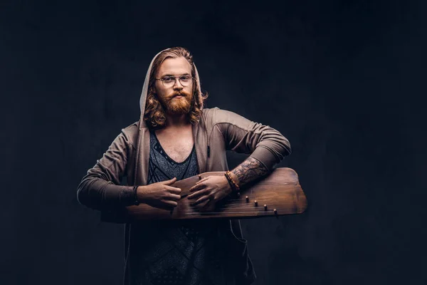 Homem Hipster Ruivo Com Cabelo Longo Luxuoso Barba Cheia Vestida — Fotografia de Stock