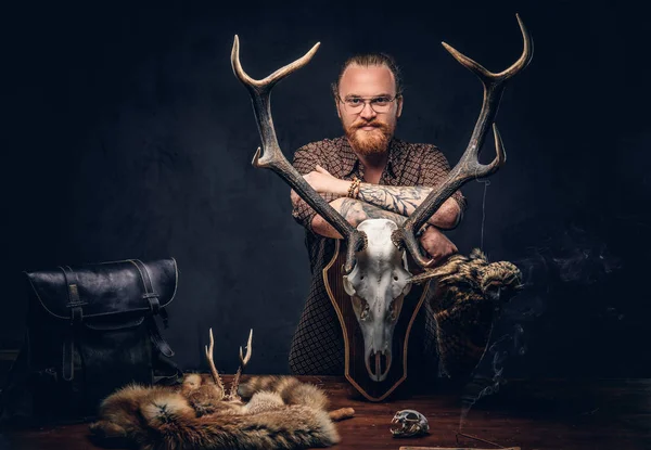 Cabeza Roja Taxidermista Hipster Masculino Gafas Sol Vestido Con Una —  Fotos de Stock