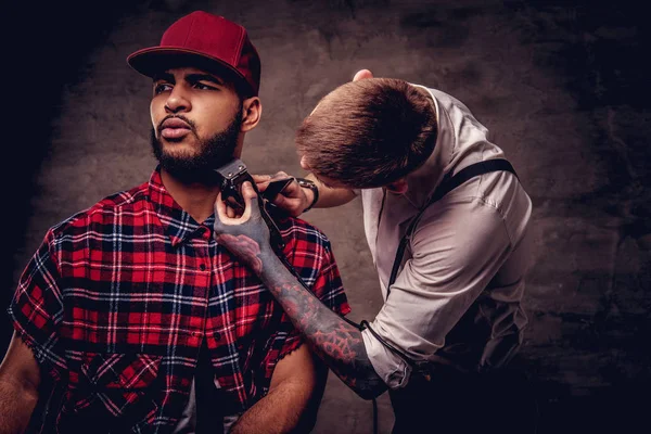 Bearded African American Hipster Guy Fleece Shirt Cap Getting Haircut — Stock Photo, Image