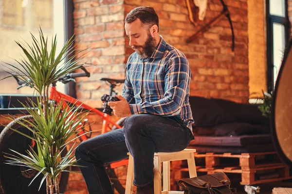 Guapo Hombre Hipster Barbudo Una Camisa Lana Azul Jeans Usando — Foto de Stock