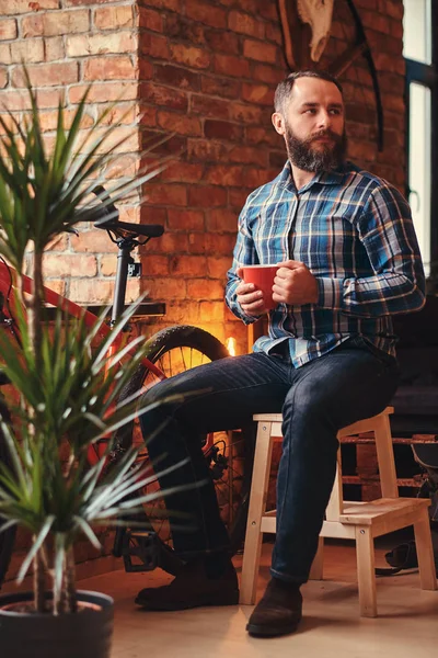 Knappe Bebaarde Hipster Man Een Blauw Fleece Shirt Spijkerbroek Houdt — Stockfoto