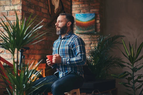 Knappe Bebaarde Hipster Man Een Blauw Fleece Shirt Spijkerbroek Houdt — Stockfoto