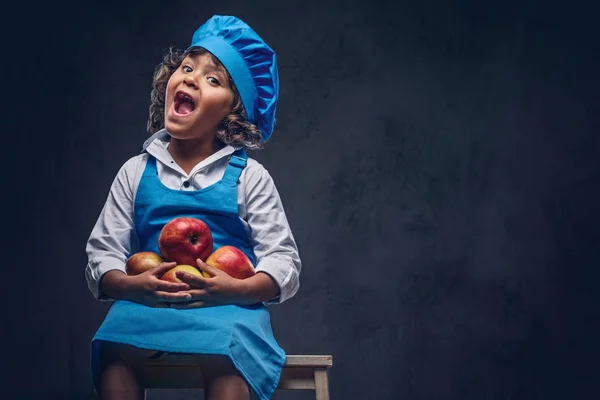 Retrato Niño Divertido Con Pelo Rizado Marrón Vestido Con Uniforme —  Fotos de Stock