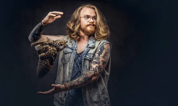 Retrato Homem Hipster Ruiva Tatuado Com Cabelo Longo Luxuoso Barba — Fotografia de Stock