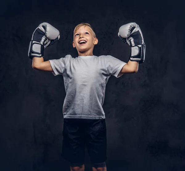 Glada Stilig Liten Pojke Boxer Med Blont Hår Klädd Vit — Stockfoto