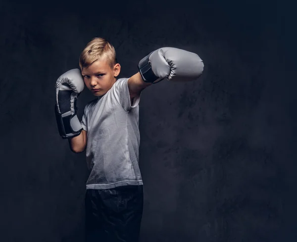 Schoolboy Boxer Con Capelli Biondi Vestito Con Una Shirt Bianca — Foto Stock