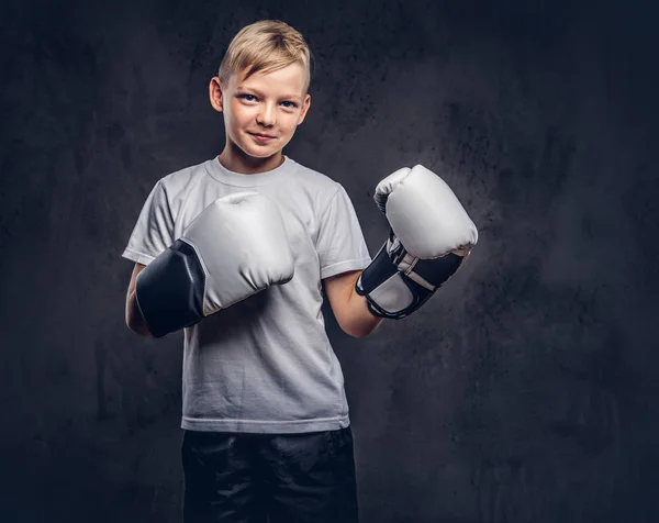 Vicces Kis Fiú Boxer Szőke Haj Öltözött Egy Fehér Pólót — Stock Fotó