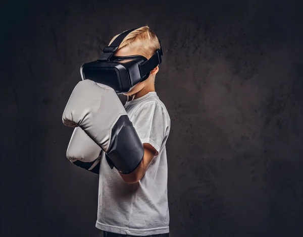 Ung Pojke Boxer Med Blont Hår Klädd Vit Shirt Som — Stockfoto