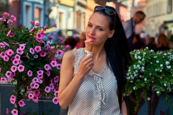 Ritratto Una Affascinante Donna Bruna Che Gode Mentre Mangia Gelato — Foto Stock