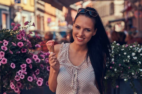 Glücklich Schöne Brünette Mädchen Trägt Trendige Kleidung Genießt Sommertag Hält — Stockfoto