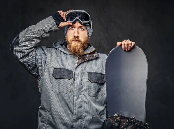 Brutalne Rude Snowboardzista Brodą Zimie Kapelusz Okulary Ochronne Ubrany Płaszcz — Zdjęcie stockowe