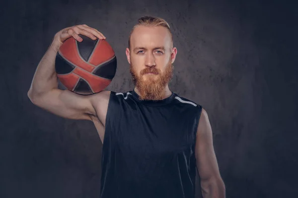 Portréja Egy Vörös Hajú Kosárlabda Játékos Egy Gazdaság Labdát Elszigetelt — Stock Fotó