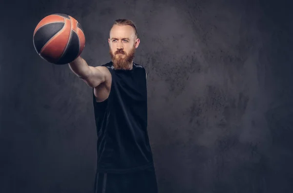 Porträtt Rödhårig Basketspelare Svart Sportkläder Som Innehar Bollen Isolerad Mörk — Stockfoto