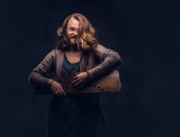 Homem Hipster Ruivo Sorridente Com Cabelo Longo Luxuoso Barba Cheia — Fotografia de Stock