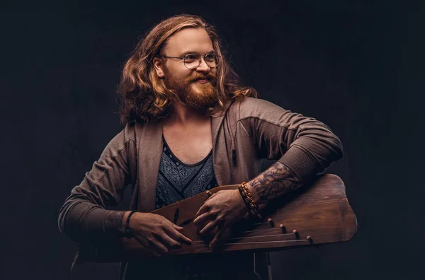 Lächelnder Rothaariger Hipster Mit Langen Üppigen Haaren Und Vollbart Lässiger — Stockfoto