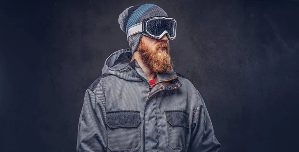 Retrato Snowboarder Ruivo Com Uma Barba Cheia Chapéu Inverno Óculos — Fotografia de Stock