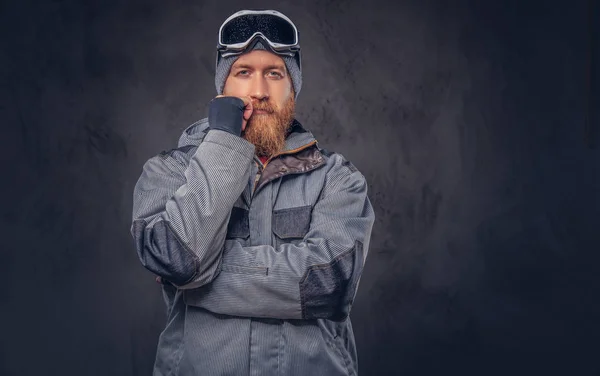 Portrét Zamyšlený Zrzka Snowboardista Plnovousem Zimní Čepice Ochranné Brýle Oblečený — Stock fotografie