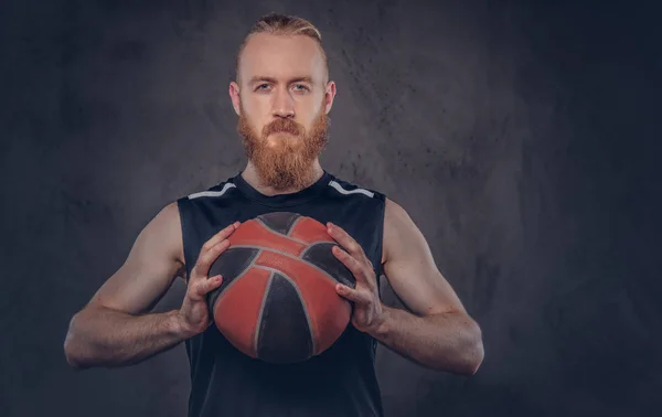 Portrait Joueur Basket Ball Roux Dans Ballon Sport Noir Isolé — Photo