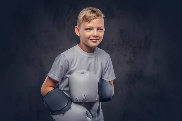 Gioioso Giovane Pugile Dai Capelli Biondi Vestito Con Una Shirt — Foto Stock