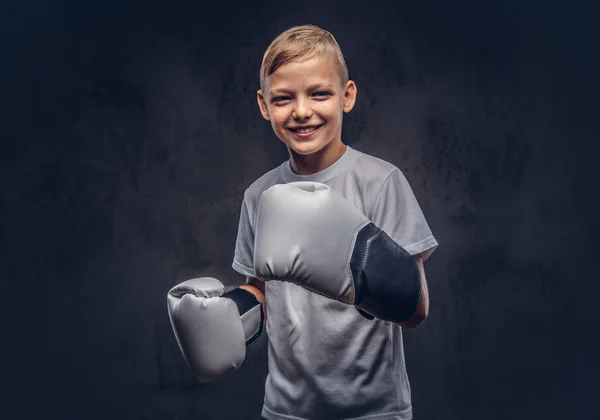 Örömteli Fiatal Fiú Boxer Szőke Haj Öltözött Fehér Póló Pózol — Stock Fotó
