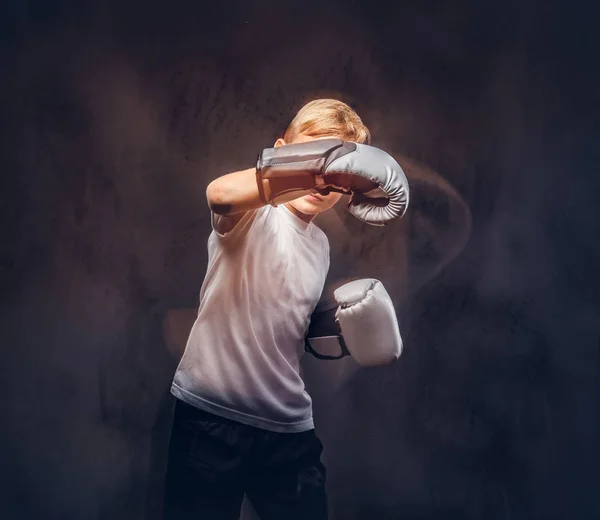 Skolpojke Boxer Med Blont Hår Klädd Vit Shirt Bär Boxningshandskar — Stockfoto