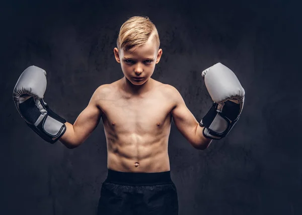 Giovane Ragazzo Boxer Senza Maglietta Con Guanti Boxe Posa Uno — Foto Stock