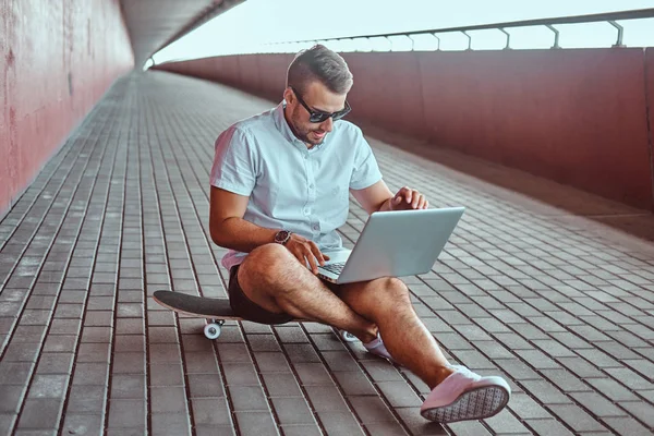 Portrait Handsome Fashionable Freelancer Sunglasses Dressed White Shirt Shorts Working — Stock Photo, Image