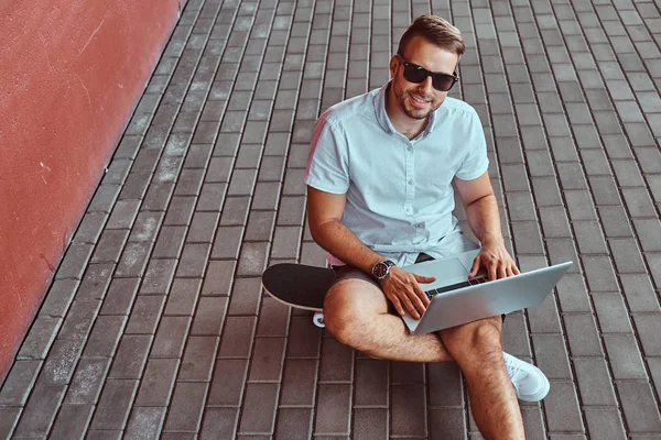 Portrait Beau Freelance Souriant Lunettes Soleil Vêtu Une Chemise Blanche — Photo