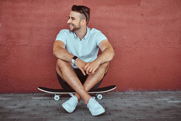 Sorrindo Cara Elegante Bonito Vestido Com Uma Camisa Branca Shorts — Fotografia de Stock