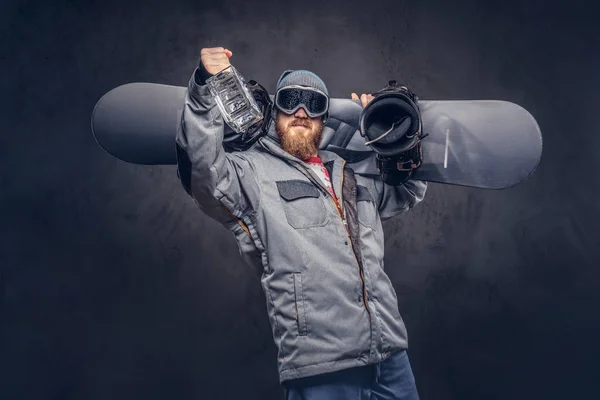 Redhead Snowboardista Plnovousem Zimní Čepice Ochranné Brýle Oblečený Snowboarding Kabát — Stock fotografie